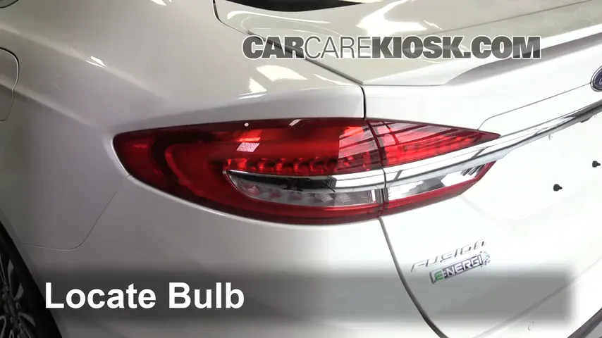 2017 Ford Fusion Energi Titanium 2.0L 4 Cyl. Éclairage Feux de marche arrière (remplacer une ampoule)